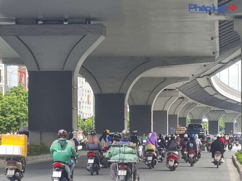 Cận cảnh hàng loạt trụ cầu vượt Vành đai 2 được bao bọc bởi hàng trăm màn hình LED