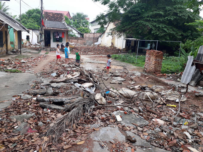 Lối đi và đường ống nước sinh hoạt của các hộ dân bị đơn vị thi công phá nát.