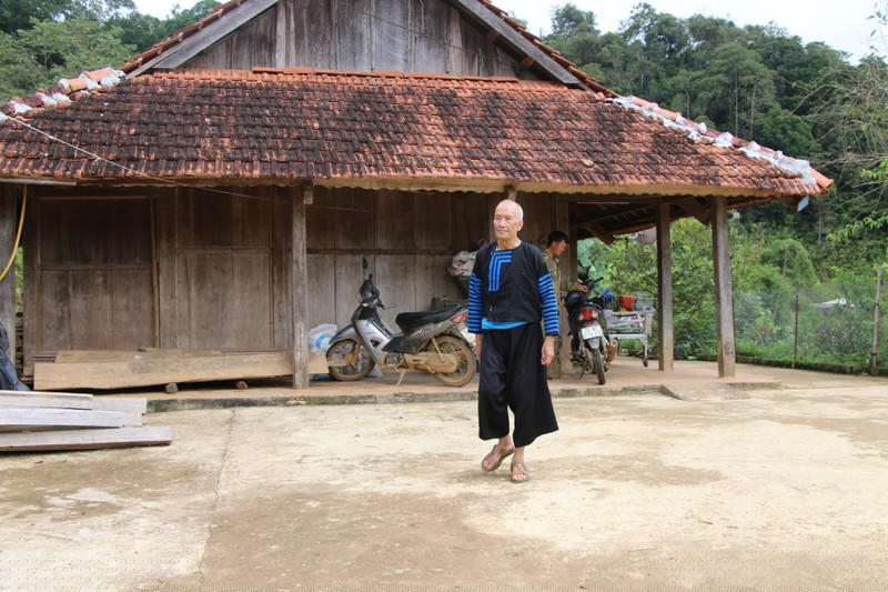 Tuổi cao, ông Lử vẫn tích cực tham gia các công việc của bản, vận động nhân dân chấp hành đường lối, chính sách, pháp luật.