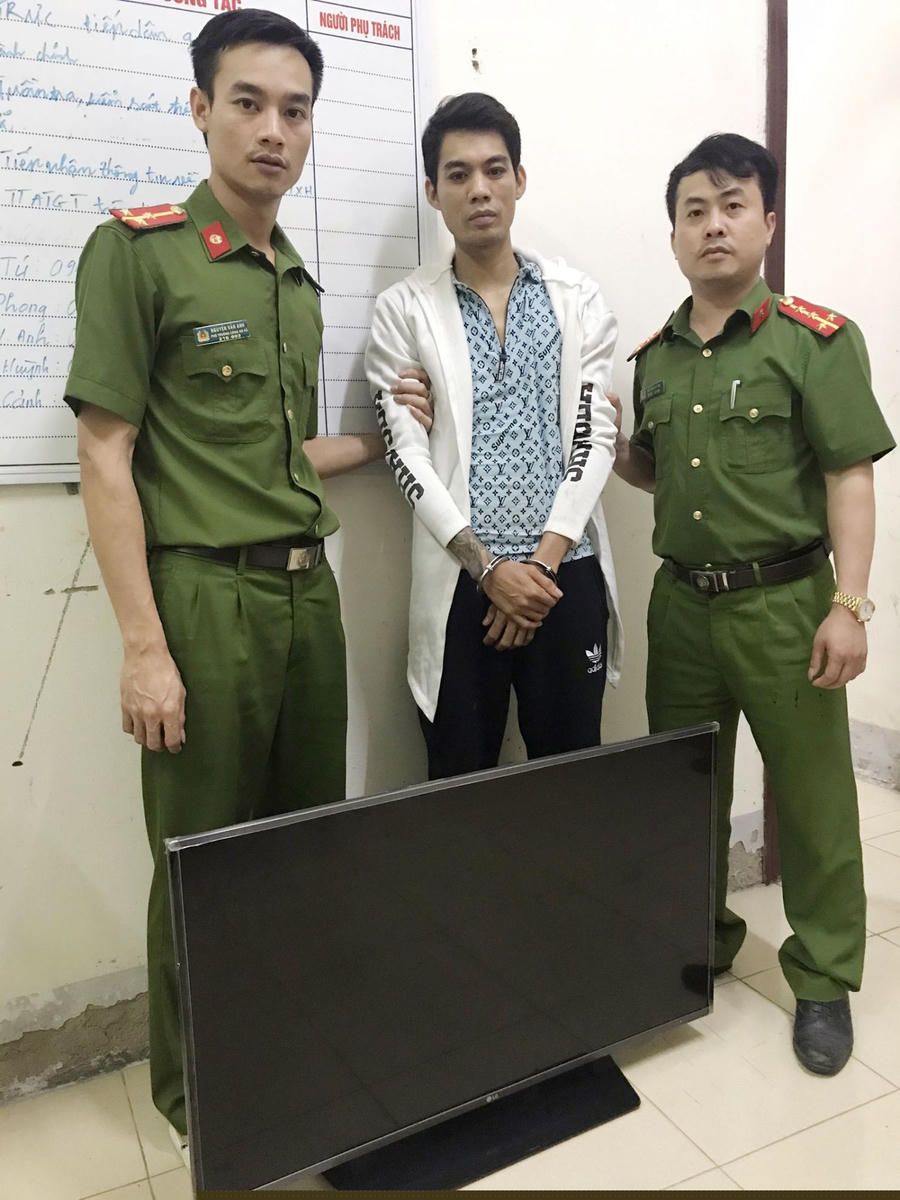 Chỉ sau hơn 3h đồng hồ Công an phường Quảng Tâm đã nhanh chóng bắt giữ đối tượng và thu hồi tài sản bị mất để trả lại cho người bị hại