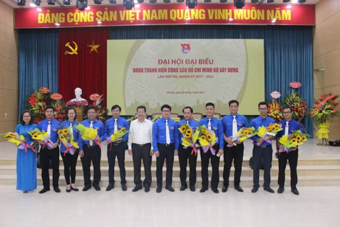 Đồng chí Lê Văn Toàn – Phó Bí thư Đảng ủy Bộ Xây dựng tặng hoa chia tay Ban Chấp hành Đoàn Thanh niên Bộ Xây dựng khóa VII.