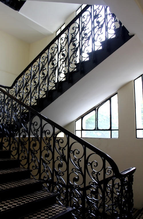 Tour tham quan có hai phần chính. Phần thứ nhất, thuyết minh viên giới thiệu về lịch sử quá trình xây dựng, kiểu kiến trúc của nhà hát và hướng dẫn du khách tham quan.