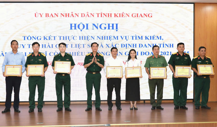 Chủ tịch UBND tỉnh Kiên Giang đã tặng bằng khen cho 26 tập thể có thành tích xuất sắc trong thực hiện nhiệm vụ tìm kiếm, quy tập hài cốt liệt sĩ và xác định danh tính hài cốt liệt sĩ còn thiếu thông tin giai đoạn 2021 – 2025