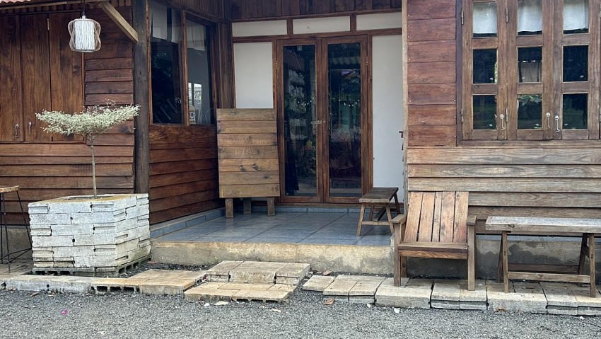 Quán cafe nơi cô giáo ngồi uống và bị bê tông rơi trúng dẫn đến tử vong.