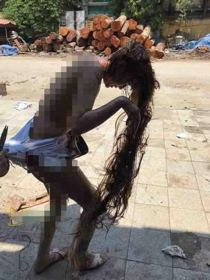 Cô gái bị lột áo, đổ mắm tôm lên người. (Ảnh cắt từ clip).