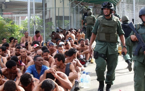 Cảnh sát Venezuela lập lại trật tự trong nhà tù. (Ảnh: Reuters)