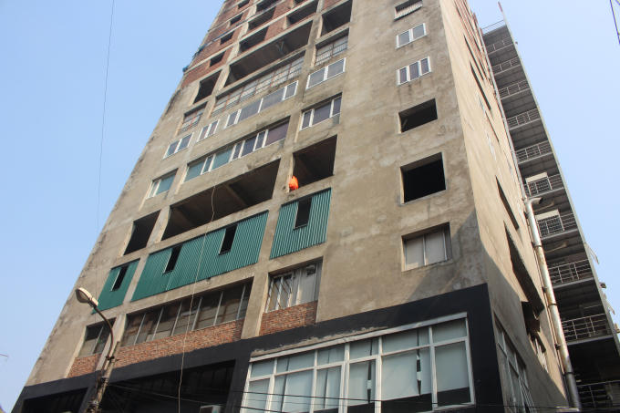 Tòa nhà xây dựng đến tầng thứ 14 thì bất ngờ dừng các hoạt động xây dựng do liên quan đến các vấn đề pháp lý cũng như năng lực của chủ đầu tư.