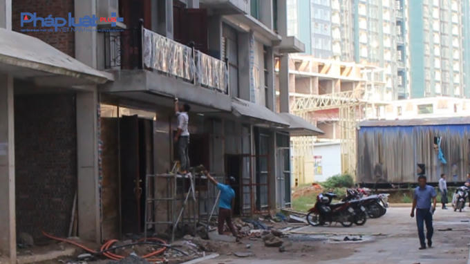 Tại Biên bản kiểm tra số 281/BBKT-TTr(P3), ngày 2/8/2019, Đoàn Thanh tra có yêu cầu tạm dừng thi công đối với căn hộ M6A (06) do công trình chưa phù hợp với quy hoạch thiết kế được duyệt. Thế những, Đến đầu tháng 10/2019, tại vị trí căn hộ thấp tầng M6A (06) vẫn đang có rất nhiều công nhân thi công.