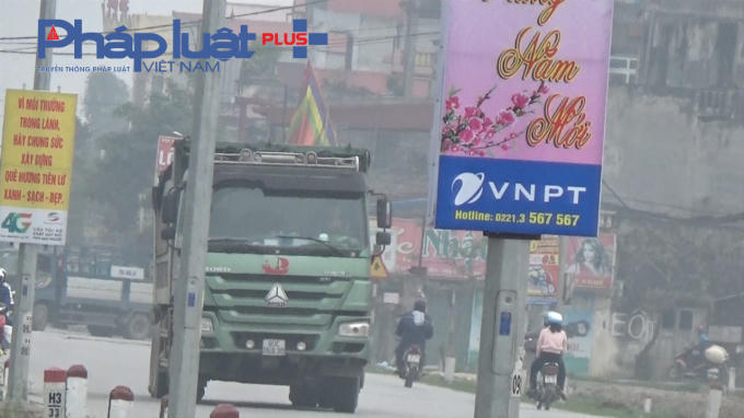 Xe cơi nới thành thùng chạy rầm rầm trên Quốc lộ 38B.