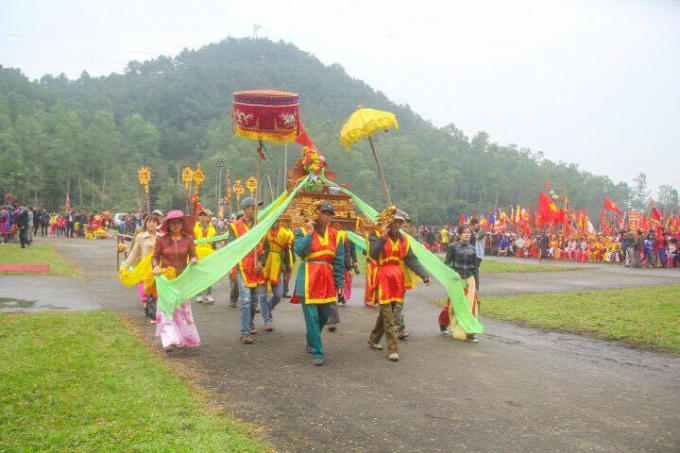 Khênh kiệu rước Vua.