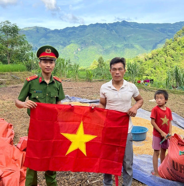 Thầy Chính huy động các cán bộ, chiến sỹ ở Công an xã Pa Tần đến từng nhà để trao tặng cờ Tổ quốc.