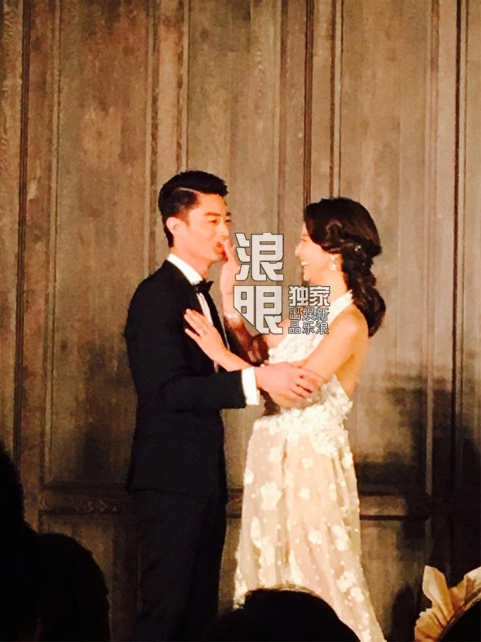 Trong trang phục váy cưới trắng sang trọng, cô dâu họ Lâm lộ vòng 2 mập mạp.