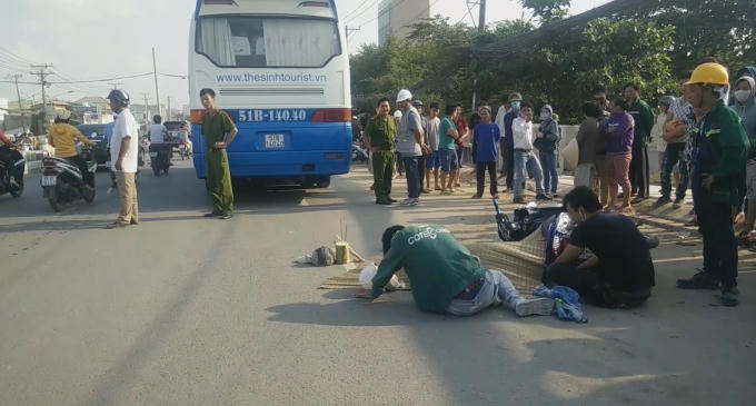 Trên đường đến công trình, một người đàn ông bị xe khách cán chết