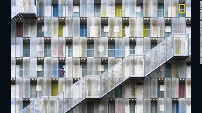 Bức ảnh "Colorful apartment"- của Tetsuya Hashimoto chụp lại khu chung cư đầy màu sắc tại tỉnh Gifu, Nhật Bản. Ảnh CNN.