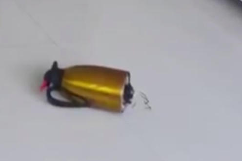 Chiếc ấm điện có nhiều vết máu trong phòng khách