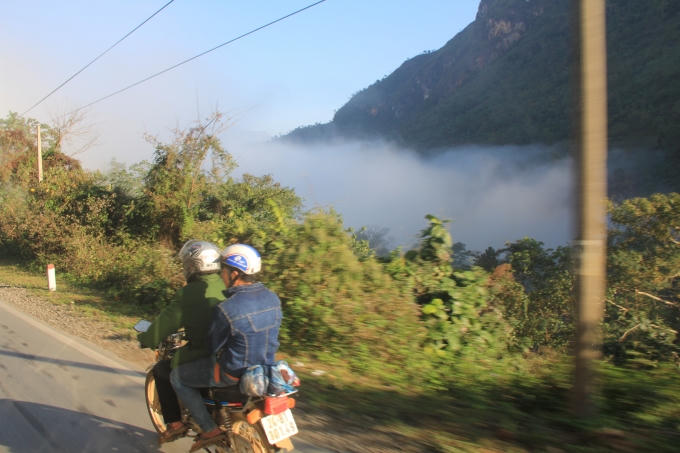 Đường lên Sìn Hồ dốc đá cheo leo nhưng cảnh đẹp lại hút tầm mắt của du khách