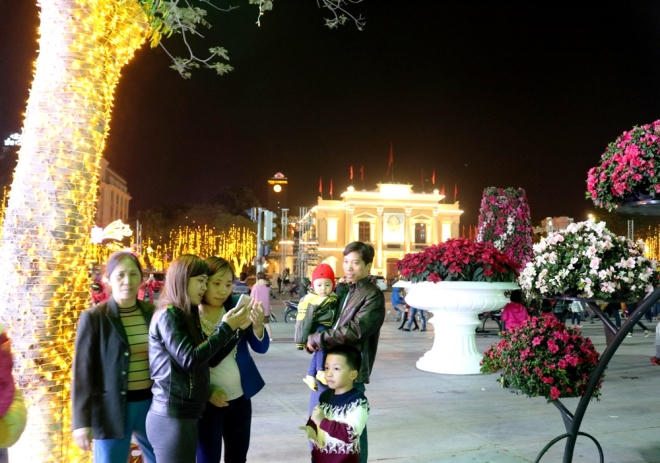 Một gia đình 3 thế hệ người Hải Phòng đi ngắm cảnh thành phố vào ban đêm.