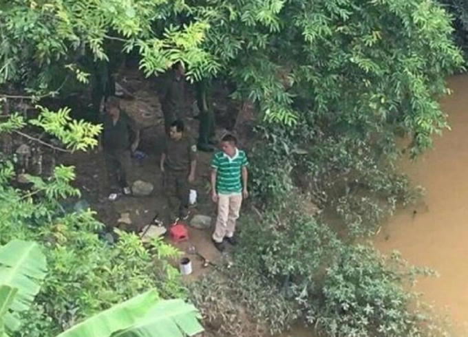 Lực lượng công an tìm kiếm thi thể nạn nhân tại khu vực chân cầu Sông Máng.