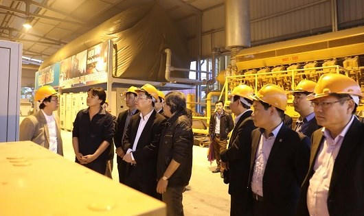 Bộ trưởng Chu Ngọc Anh bên máy phát điện.