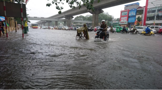 Đường Nguyễn Trãi, đoạn gần cổng trường Đại học Khoa học xã hội và Nhân văn cũng ngập sâu 1 bên đường.