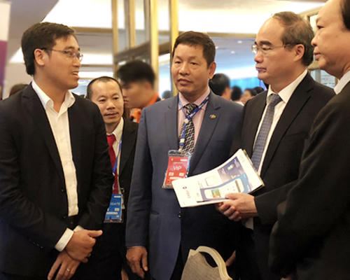 Bí thư Thành ủy TP HCM Nguyễn Thiện Nhân nói chuyện với nhà sáng tạo trẻ trong hội thảo về đề án thành phố thông minh. Ảnh: Tuyết Nguyễn.