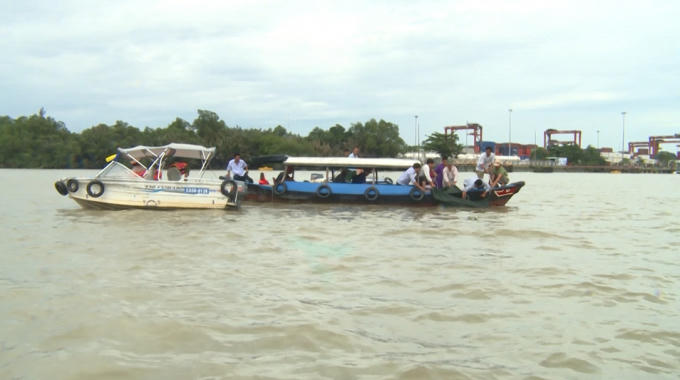 Thi thể được lực lượng chức năng đưa lên.