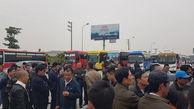 Hàng trăm nhà xe đình công phản đối lệnh chuyển bến của Sở GTVT Hà Nội.