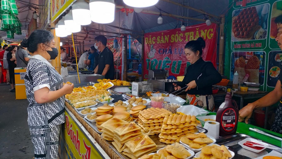 Đa dạng sắc màu bánh dân gian.