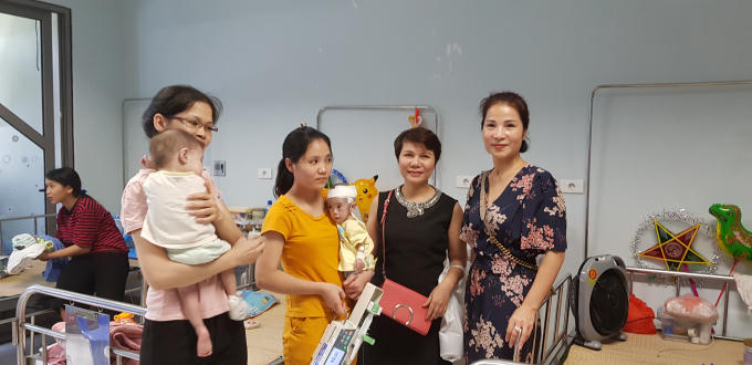 Các thành viên trong quỹ từ thiện Trao tặng Yêu thương tặng quà cho các bệnh nhi đang điều trị tại Khoa Tiêu Hóa của bệnh viện.
