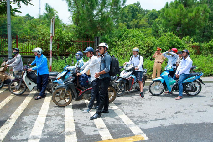 Nhiều người dân đang chờ đợi đến lượt mình di chuyển qua đoạn ngập.