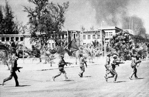 Trưa 7/1/1979, các lực lượng vũ trang cách mạng Campuchia cùng Quân tình nguyện Việt Nam tiến vào giải phóng Thủ đô Phnom Penh. (Nguồn: TTXVN).