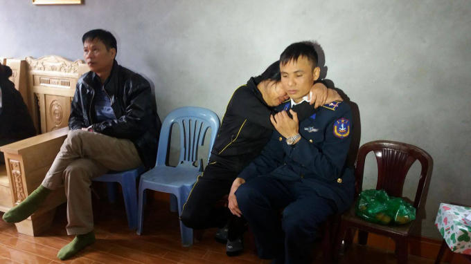 Bà Ngần không thể kìm nổi xúc động khi được "gặp lại"con trai.