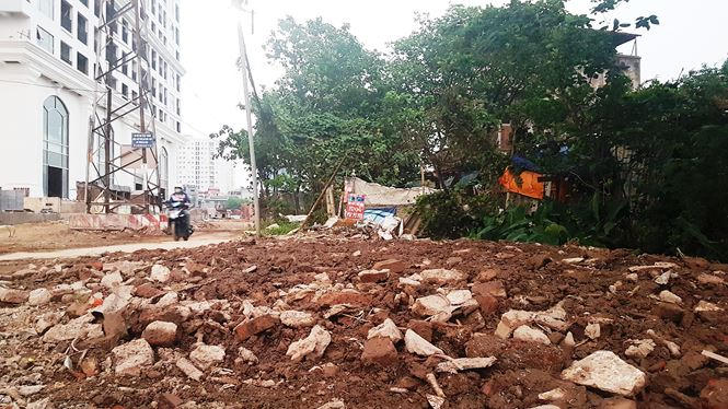 Bà Ðồng Thị Như Hoa, Phó Giám đốc Trung tâm phát triển quỹ đất quận Hoàng Mai cho biết, sau khi có phê duyệt chủ trương đầu tư dự án, cuối năm 2016 mới triển khai cắm mốc và phát sinh nhiều tranh chấp, khiếu kiện của người dân.