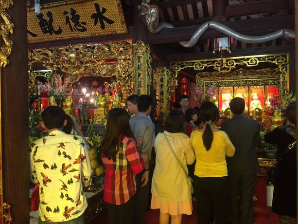 Càng về trưa, lượng du khách và phật tử đổ về chùa Kim Liên càng lớn.