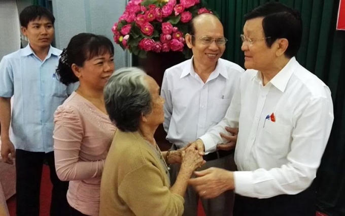 Chủ tịch nước trò chuyện với các cử tri quận 1.
