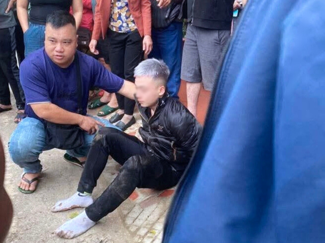 Đối tượng bị người dân khống chế, bắt giữ sau khi gây ra vụ cướp tại tiệm vàng.