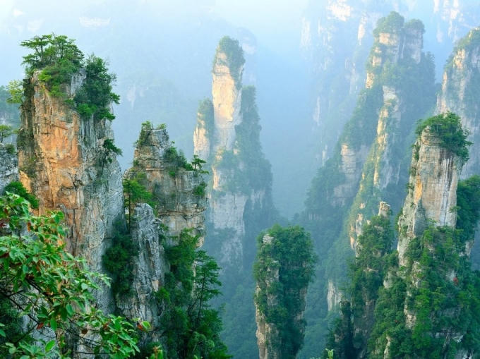 Khu thắng cảnh có diện tích 396 km2 với hàng nghìn cột đá lô nhô ấn tượng, nhiều cột còn cao hơn tòa nhà Empire State ở Mỹ. Đây chính là bối cảnh của thế giới Pandora trong bộ phim bom tấn Avatar tại núi Vũ Lăng Nguyên, Trương Gia Giới, Trung Quốc.