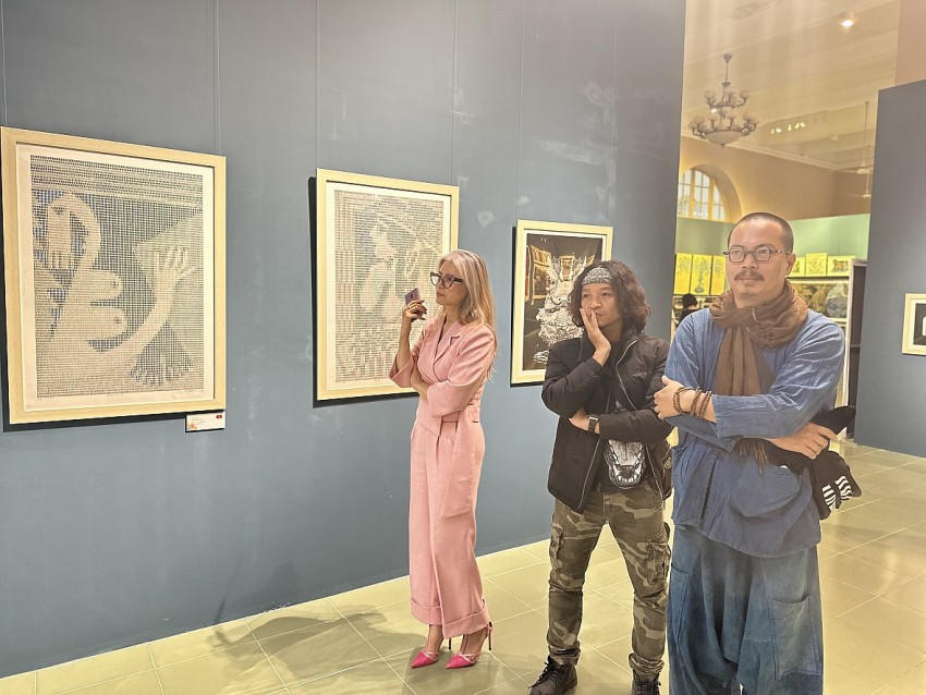 Du khách tham quan triển lãm.