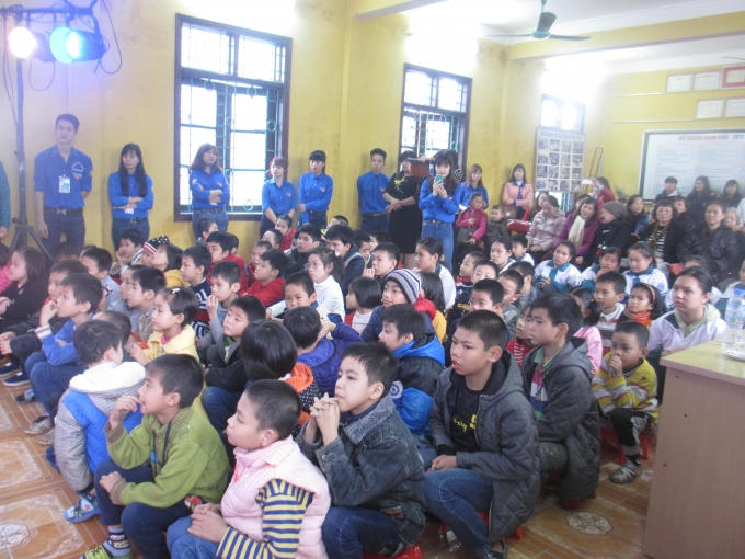 Các em nhỏ vô cùng chăm chú và hào hứng khi được xem các tiết mục biểu diễn tại Trung tâm Bảo trợ xã hội trẻ em mồ côi và tàn tật TP Việt Trì, tỉnh Phú Thọ.