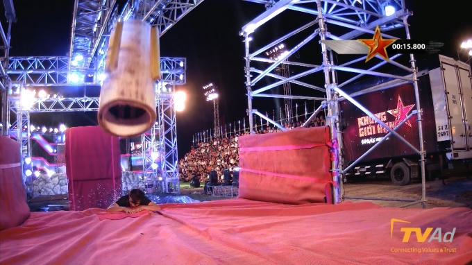 Chạm nước tại thử thách “Bám trụ”.