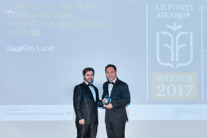 Ông Han Suk Jung, Giám đốc điều hành SonKim Land (phải) nhận giải thưởng IAIR cho hạng mục “Doanh nghiệp của năm - Dẫn đầu ngành bất động sản”. Ảnh: SK