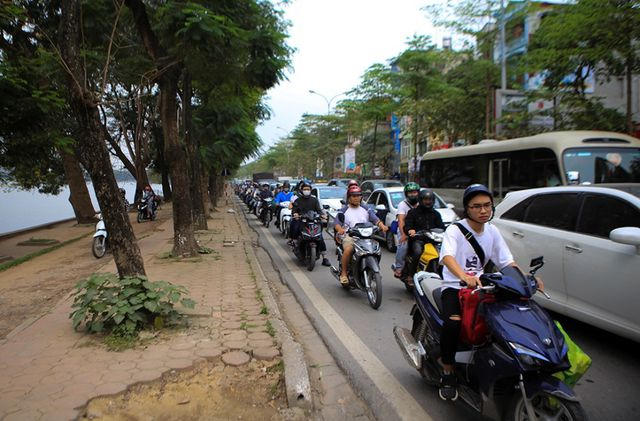 Đường Nguyễn Hữu Thọ (Hoàng Mai, Hà Nội) hướng ra đường Giải Phóng cũng ùn ứ phương tiện.