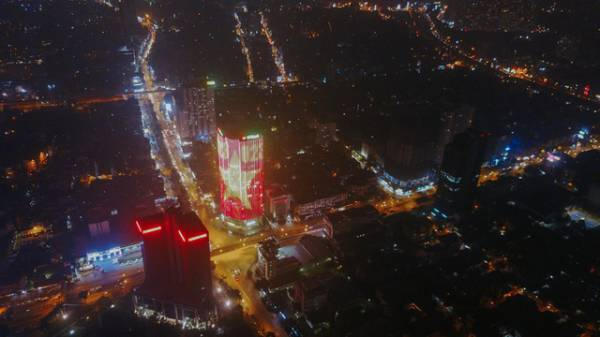 H&agrave; Nội: T&ograve;a cao ốc rực s&aacute;ng với quốc kỳ cổ vũ đội tuyển U23 Việt Nam