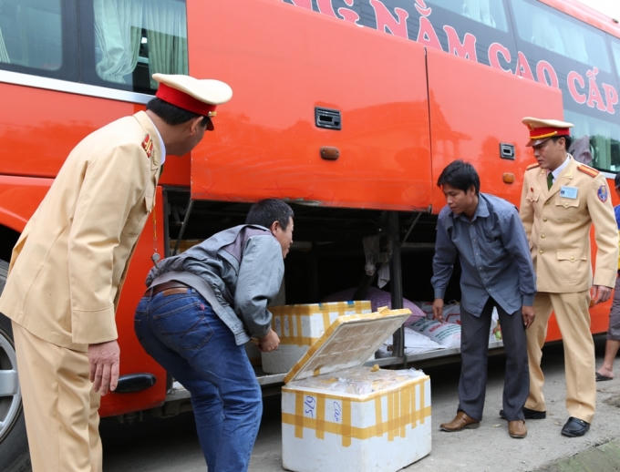 Thực phẩm không rõ nguồn gốc xuất xứ đã bốc mùi được ngụy tạo trong những thùng xốp đưa vào nam tiêu thụ