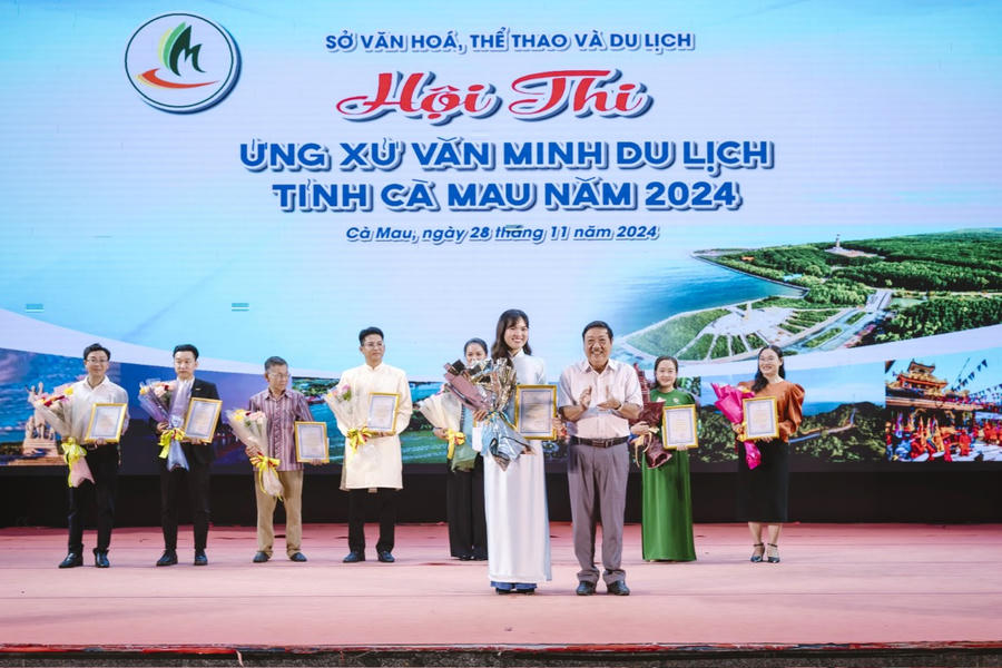 Ông Trần Hiếu Hùng - Giám đốc Sở Văn hóa, Thể thao và Du lịch Cà Mau, trao giải Nhất tập thể cho đội Liên quân Hoàng Hổ - Cánh Buồm – ICOGroup.
