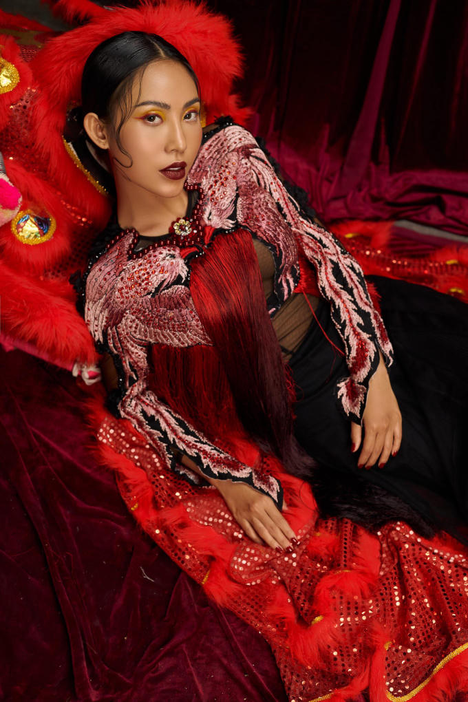 Để khẳng định vẻ đẹp mạnh mẽ, phóng khoáng, đầy gợi cảm, Hoa hậu Trương Hằng diện thêm đầm bó sát, thêu chim phượng hoàng. Hoa hậu tựa như tiên nữ mùa xuân đầy kiêu sa khi cài cành hoa đào sau tóc, điểm đôi khuyên tai lông vũ trắng muốt.