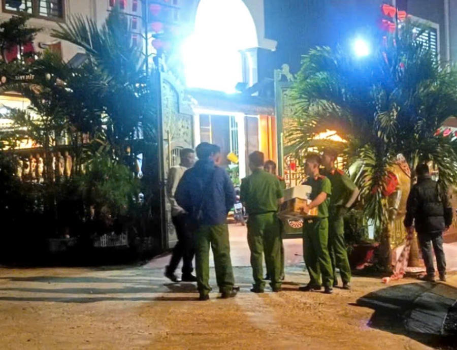 Lực lượng công an khám xét nhà bà Tâm. Ảnh: Công an Gia Lai