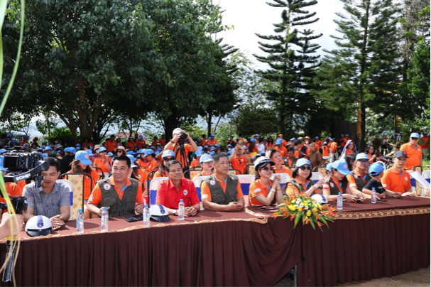 Đại biểu, nhà tài trợ và thành viên đoàn caravan than dự Lễ trao quà tại Chùa Huệ Quang, xã hiệp Thạnh, tỉnh Lâm Đồng.