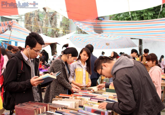 Giới trẻ hào hứng nghe hát ca trù ở chợ sách cũ Hà thành