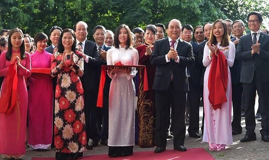 Thủ tướng Nguyễn Xuân Phúc cắt băng khánh thành trụ sở mới của Đại sứ quán Việt Nam tại La Hay, Hà Lan. (Ảnh: Thông tin Chính phủ)